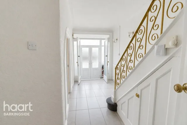 Eastern Avenue, Gants Hill, IG2, photo 3
