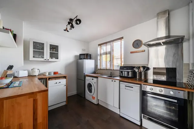 Manor Lane, Sunbury-on-Thames, TW16, photo 2