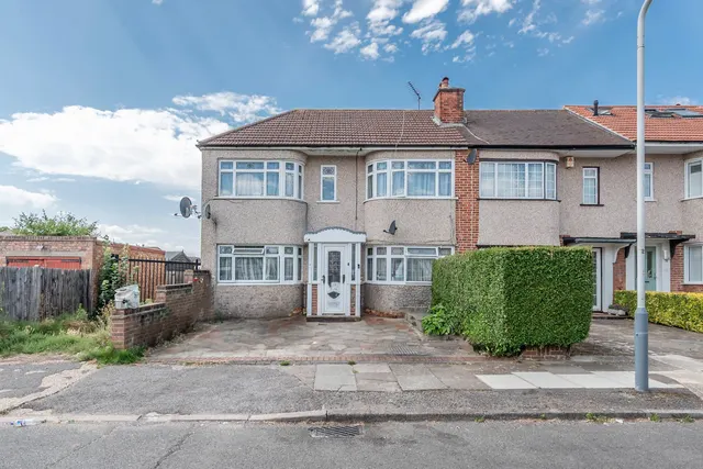 Ruislip, HA4, photo 1