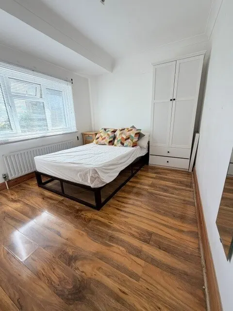 Hoylake Road, LONDON, photo 1