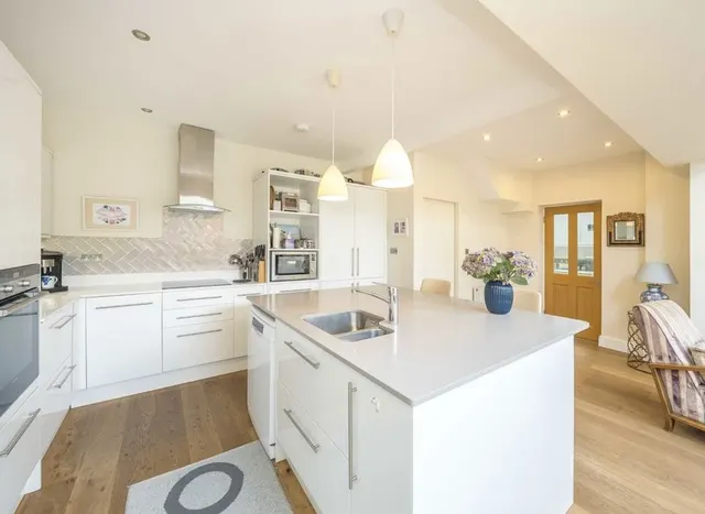 Kings Farm Avenue, Richmond, TW10, photo 3