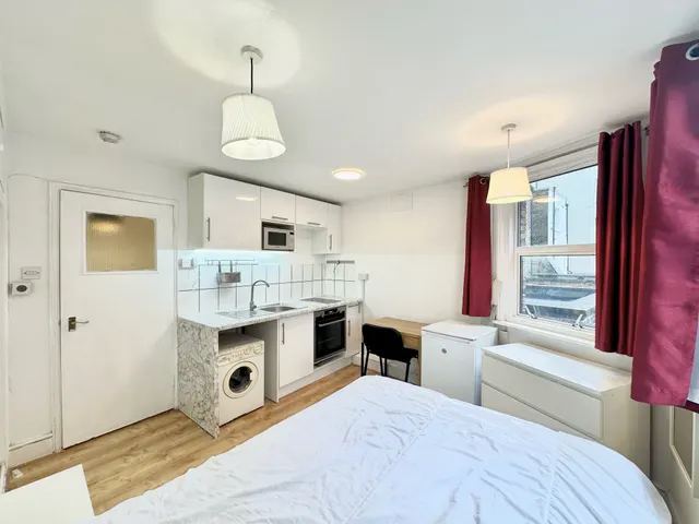 Photo 2 — Hogarth Road, Kensington