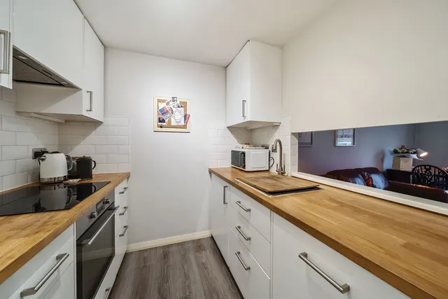 Weald Close, SE16, photo 1