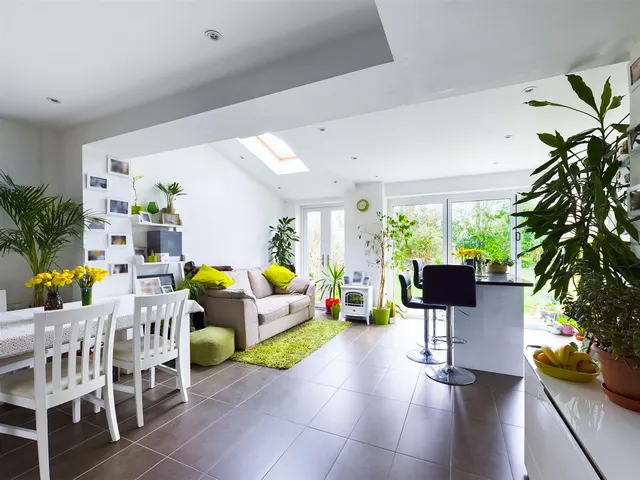 Weald Drive, Furnace Green, RH10, photo 2