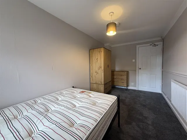 Photo 2 — Vardon Road, Stevenage, Herts, SG1 5PT