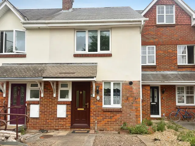 Crosby Way, Farnham, Surrey, GU9 7XG, photo 1