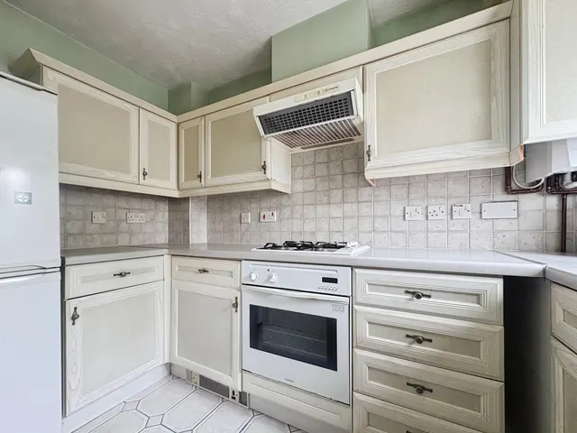 Photo 2 — Crosby Way, Farnham, Surrey, GU9 7XG