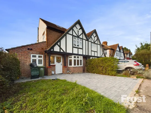 Ashford, Surrey, photo 1