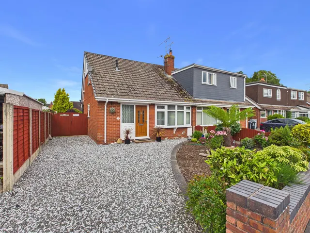 3 bedroom house — Camelot Grove, Shavington, Crewe, CW2 5EL