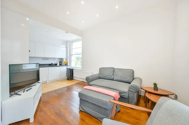 Photo 3 — Flat 3, 37 Bristol Gardens, London