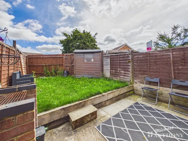 Photo 3 — Parrot Close, Aylesbury, HP21 8UU