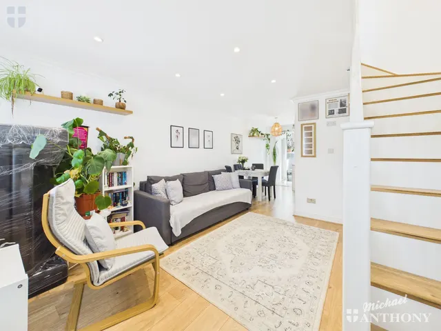 Photo 2 — Parrot Close, Aylesbury, HP21 8UU