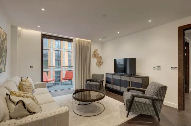 3 bedroom flat, Charles Clowes Walk, London, SW11