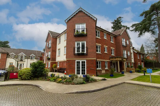 Cadogan Court Branksomewood Road, Fleet, GU51 4JT, photo 1