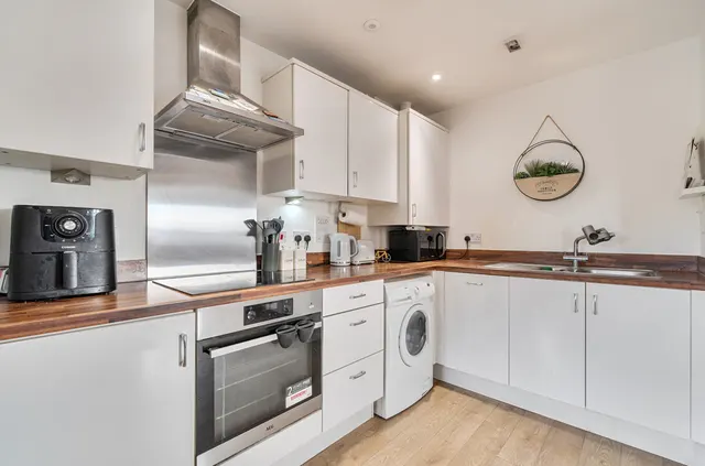 Greenwood Place, Hersham, KT12, photo 3