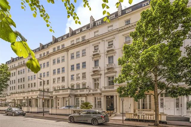 A bright two-bedroom duplex with a private patio garden, moments from Hyde Park, photo 1