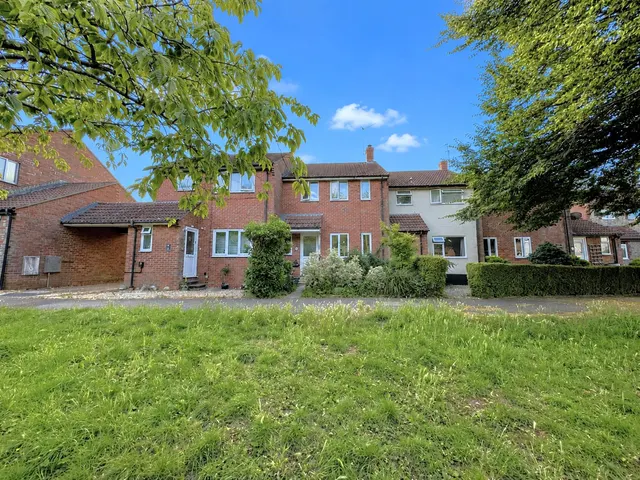 3 bedroom house — Fisherbridge Road, Weymouth, DT3 6BT