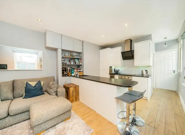 Photo 2 — Sellincourt Road, Tooting, SW17