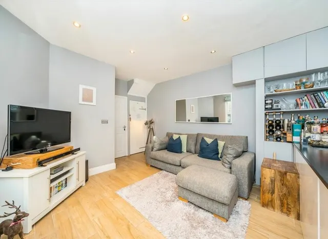 Photo 3 — Sellincourt Road, Tooting, SW17