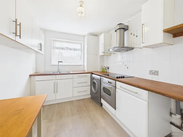 Photo 3 — Glebe Avenue, Ruislip, HA4 6QZ