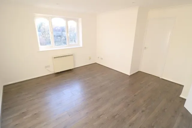 Cherry Blossom Close, Palmers Green, N13, photo 2