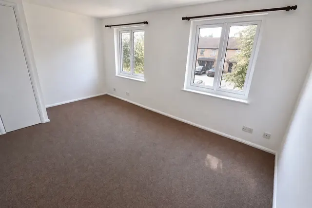 Photo 3 — Taylor Close, Orpington, BR6 9UH