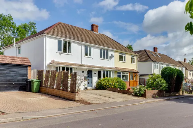 5 bedroom house — Hilley Field Lane, Fetcham, KT22 9UX