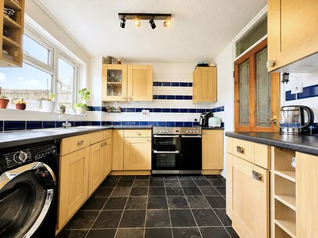 Photo 3 — Hobart Court, Marlow SL7 1UL