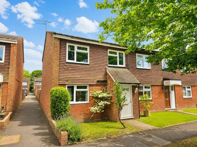 Hobart Court, Marlow SL7 1UL, photo 1