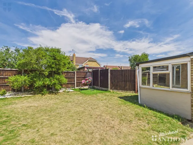 Photo 3 — Douglas Road, Aylesbury, HP20 1ES