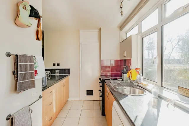 Crawley, RH11, photo 2