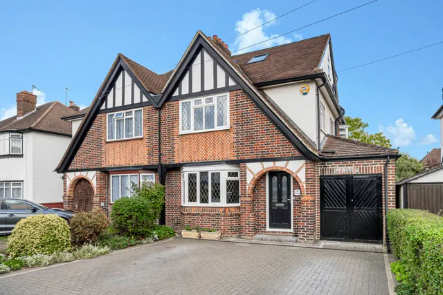 Meadway, Ashford, TW15, photo 1