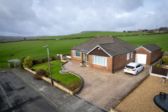 Falshaw Drive, Bury, BL9 5LH, photo 1