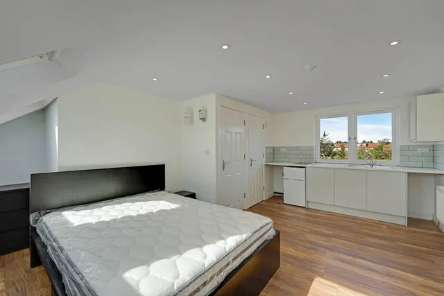 The Grove, Greenford, UB6, photo 2