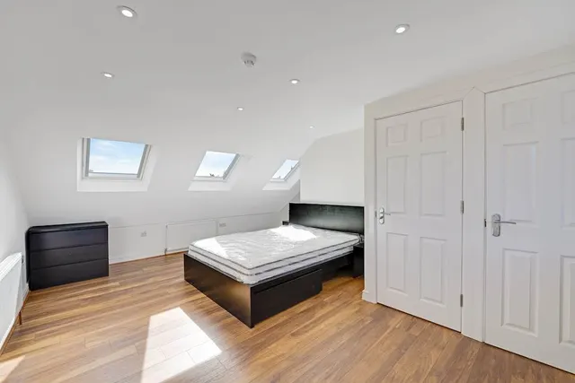 The Grove, Greenford, UB6, photo 1
