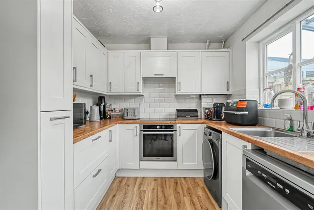 Campion Close, Wyke, photo 2