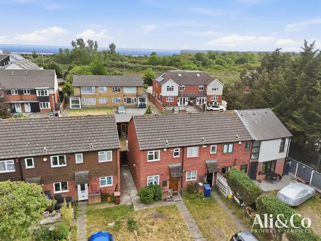 Photo 2 — Wood Avenue, Purfleet-on-Thames, Essex, RM19 1TL