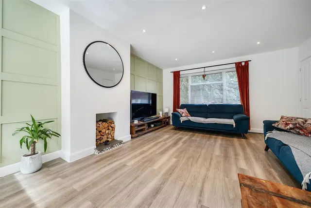 Meadway, Frimley, photo 2
