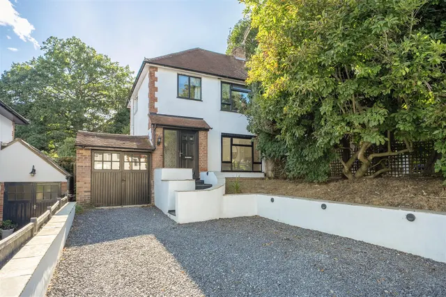 Meadway, Frimley, photo 1