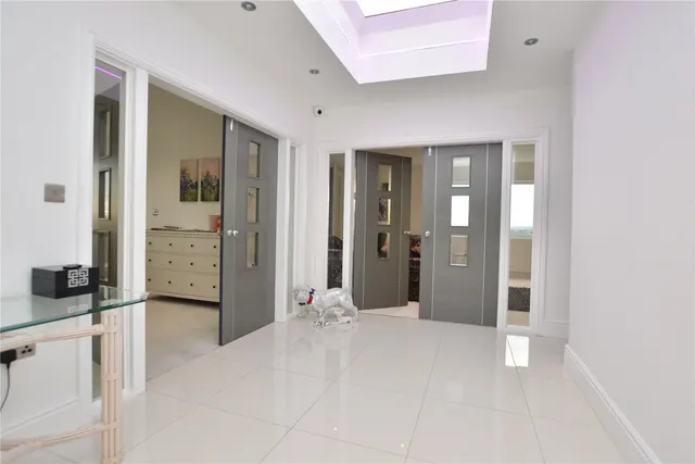 Sandmoor Court, Alwoodley, LS17, photo 3