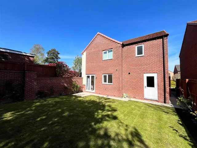 Photo 3 — Scaife Close, Cottingham
