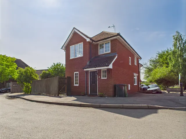 The Topiary, Lychpit, RG24, photo 1