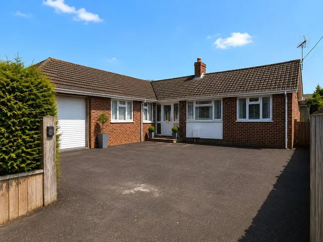 Station Road, Alderholt, Fordingbridge, Dorset, SP6 3RD, photo 1