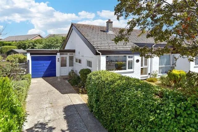 Martine Close, Freshwater, PO40, photo 1