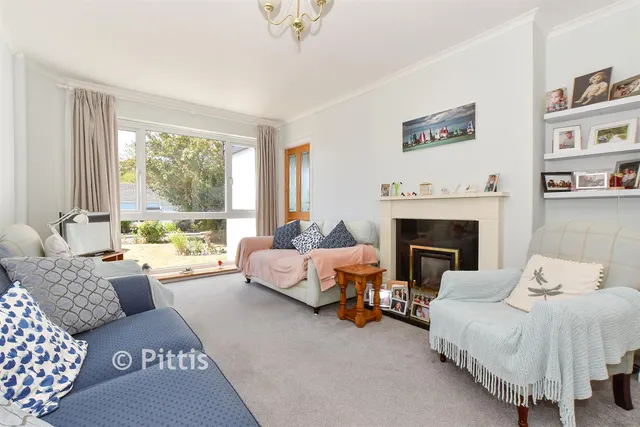Martine Close, Freshwater, PO40, photo 3