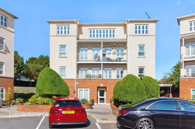 Magdalene Gardens, London, N20, photo 1