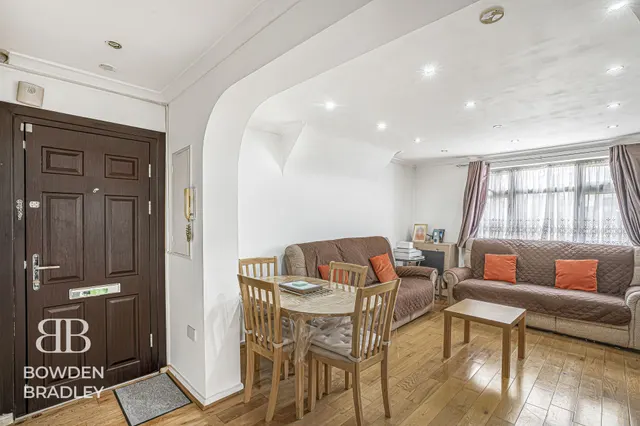 Photo 3 — Hatfield Close, Barkingside, IG6