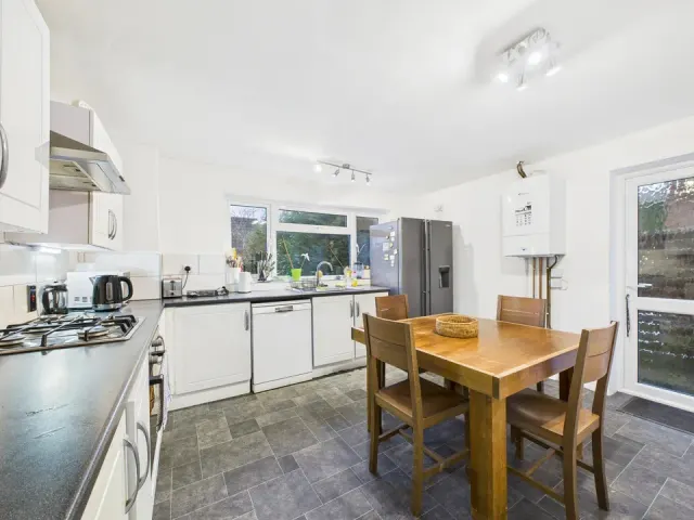 Lambs Farm Road, Horsham, photo 3
