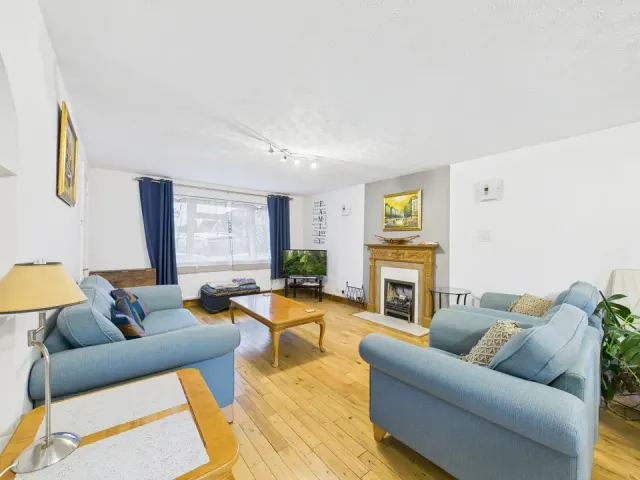 Lambs Farm Road, Horsham, photo 2