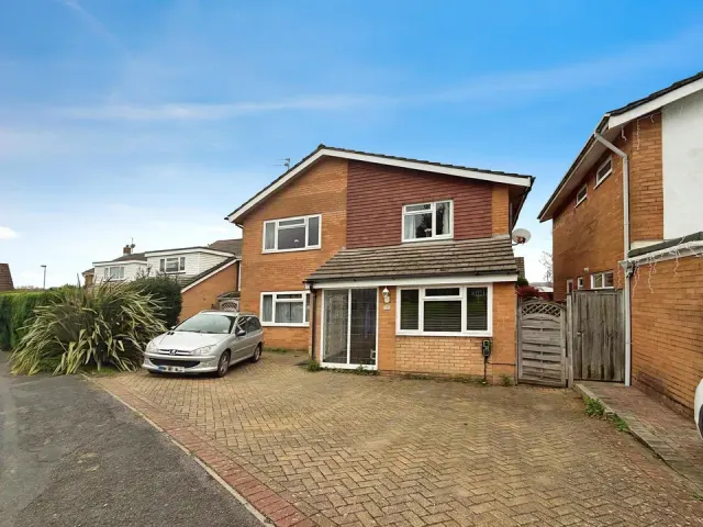 Lambs Farm Road, Horsham, photo 1
